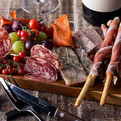 旬の味覚を盛り込んだアヒージョやスペイン産の生ハム◎