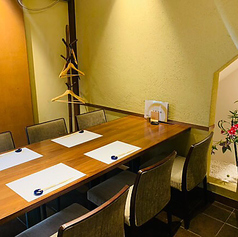 盛岡駅から徒歩約14分、洗練された雰囲気の外観が印象的な"ふう鈴"。店内は、木のぬくもりを感じる和モダンな内装が魅力です。貸切利用も出来るので、特別な会食やお祝いの日にも最適です。心安らぐ空間で、ぜひごゆっくりお過ごしください。