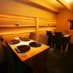 4名ほどで座れるテーブル席。デートでのご利用もこちらをどうぞ！