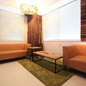 【ソファー】足を休めるソファー席あり♪食事を楽しんだ後、ダーツやビリヤードで体を動かした後、このソファーでまったりするのもあり！終電を逃して行き場をなくしたら、このソファーでゆっくり体を休めながら語り合うのもいい♪♪