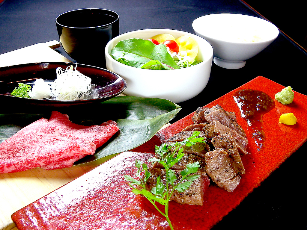 ランチタイムはお得なセット充実