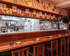 ★1階カウンター席★初めての方もおひとり様も大歓迎！活気あふれる厨房の様子を眺めながらお食事をお楽しみいただけるカウンターです。おすすめのメニューが仕入れによって毎日変わりますので、お気軽にスタッフまでお声掛けください。