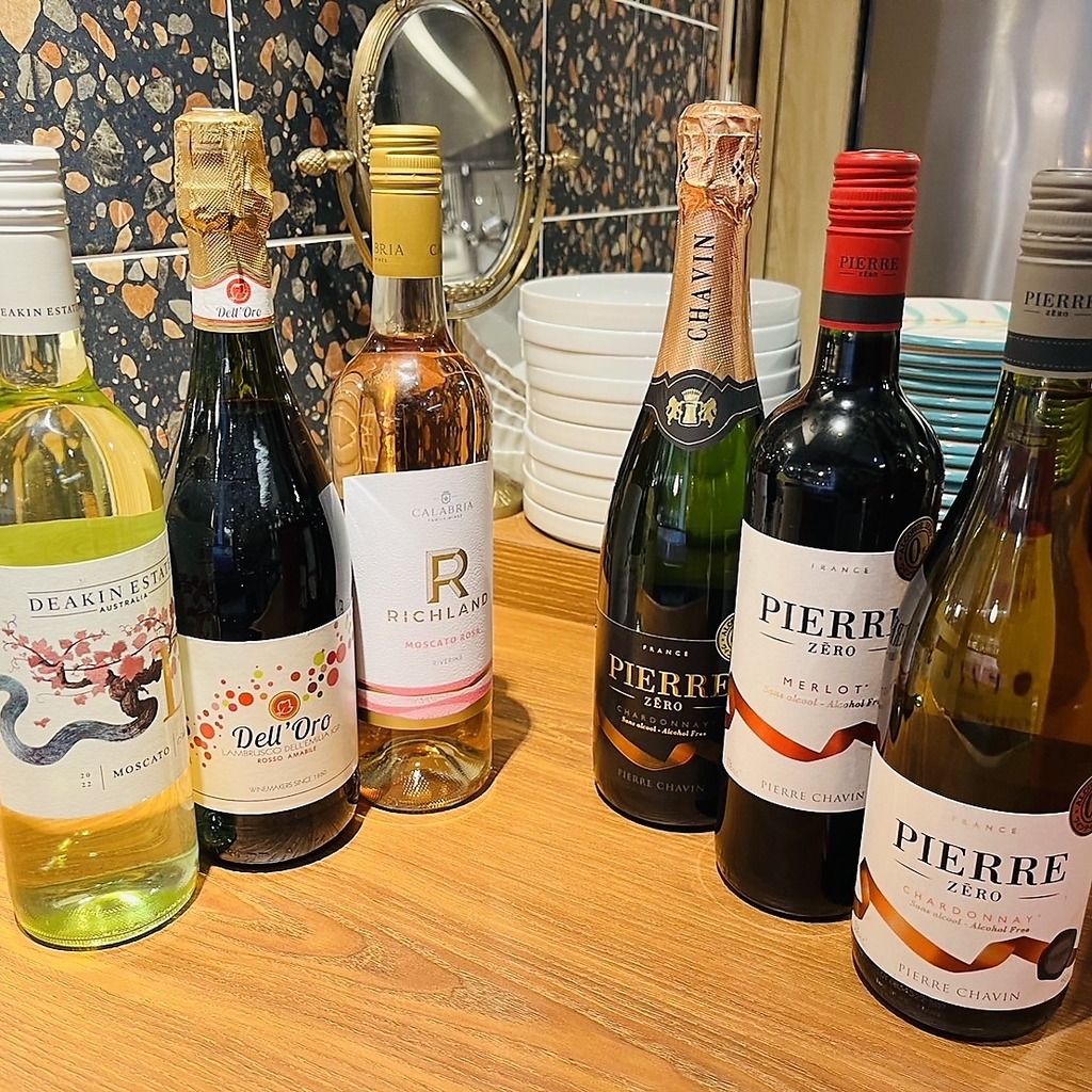 ワインは赤・白・泡・ロゼと豊富に取揃え 、様々な料理と、適した1本を楽しめます♪