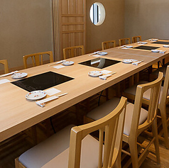 8名様OKの個室は接待などにもご利用いただけます。こだわりのワインを含むドリンクを多数ご用意。大切な席にぜひどうぞ