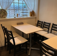 当店は4名様用のテーブル席がございます！女子会や気の置けないご友人とのお食事にピッタリのお席です☆宴会シーンにオススメのコースプランもご用意しておりますので、是非チェックしてみてください☆