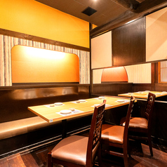 【ご利用人数に合わせたテーブル席】店内はあたたかみのある雰囲気が魅力です。お友達との飲み会や女子会など、さまざまなシーンでゆったりとくつろげる空間をご用意しています。人数に合わせたお席をご用意いたしますので、お気軽にご相談ください！新鮮な海の幸とともに、素敵なひとときをお楽しみください♪