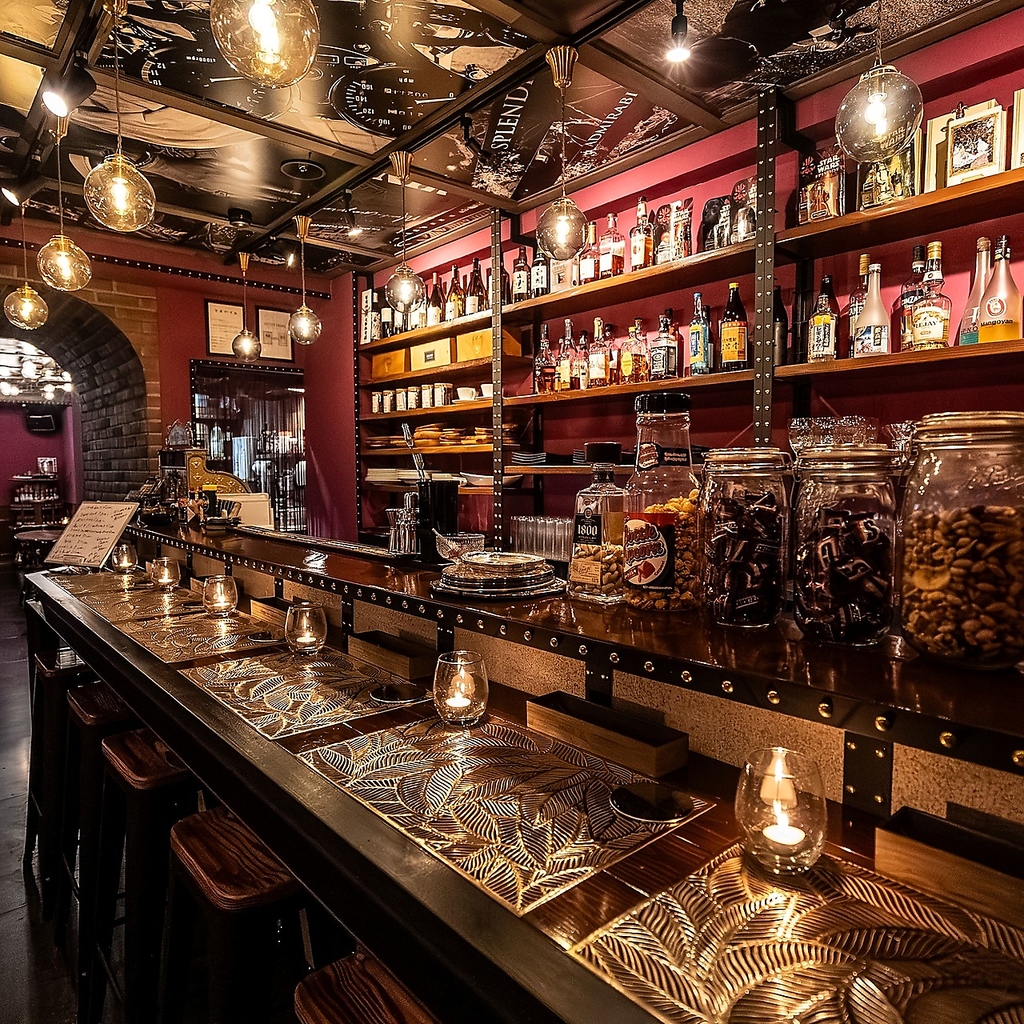 種類豊富なウイスキーやスピリッツがズラリと並ぶ大人な特等席。お一人様でもぜひお気軽にご来店を。