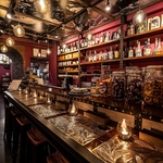 種類豊富なウイスキーやスピリッツがズラリと並ぶ大人な特等席。お一人様でもぜひお気軽にご来店を。