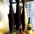 入口横にある大きな冷蔵庫…鮭が眠ってます！熟成肉ならぬ熟成魚。熟成することで旨みが凝縮して、美味しい鮭料理をお召し上がりいただけます。