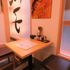 4名テーブル×2卓ございます。姫島駅から徒歩10秒と駅チカなので普段使いから小宴会でのご利用にもピッタリです！