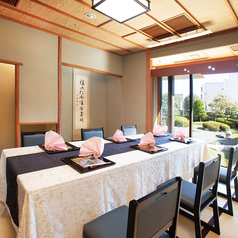 「楓の間」6名様向けの個室です。窓からは、季節によって表情を変える日本庭園が眺望できるようになっています。
