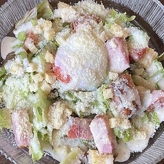 ベーコンと温玉のシーザーサラダ