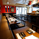 大井町で愛されて12年!!駅から徒歩4分の好立地で営業中！赤い壁紙と浮世絵が明るく活発な雰囲気を出してくれます♪最大12名×2卓の宴会席に加えて、少人数向けの半個室、さらにカウンター席まであって様々なシチュエーションの宴会に◎【大井町 俺の 焼き鳥 炭火 コスパ 宴会 女子会 歓送迎会 飲み会 飲み放題 貸し切り】