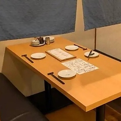 【テーブル席（半個室）：4～6名様】周囲を気にせず会話が弾む、上質なプライベート空間◎暖簾によって程よく遮られたお席は、接待や会食、記念日など、大切な方をおもてなしするシーンに最適です。和の情緒とモダンが融合した落ち着きのある雰囲気の中で、心ゆくまでゆったりとお食事をお楽しみいただけます。