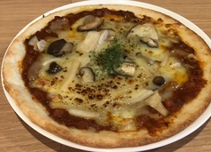 ミートソースとキノコのピザ