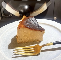 自家製の【バスクチーズケーキ】しっとり濃厚なチーズの味わいをご堪能下さい◇の写真