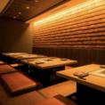 足をゆったりを下してくつろげる掘りごたつのお席は隣の席との仕切りもできるため落ち着いた空間でお食事をお楽しみいただけます。ご家族やご友人同士など気の知れた仲間内でのご利用に人気です。掘りごたつのお席で最大16名様までご利用いただけます。