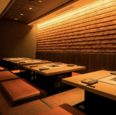 足をゆったりを下してくつろげる掘りごたつのお席は隣の席との仕切りもできるため落ち着いた空間でお食事をお楽しみいただけます。ご家族やご友人同士など気の知れた仲間内でのご利用に人気です。掘りごたつのお席で最大16名様までご利用いただけます。