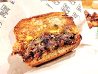 【半分に切ったバーガーを2度焼き！？】