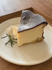 ごはん定食+紅玉りんごのバスクチーズケーキ+セットドリンク。ランチメニュー　11：00～