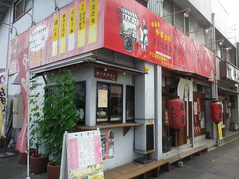 昭和の時代をイメージして作られたレトロな店内。ファミリーでも楽しめる居酒屋。