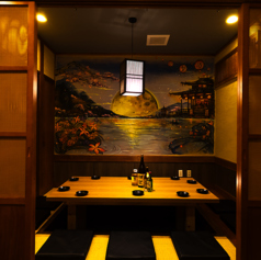 当店の掘りごたつ式完全個室（2名様～14名様）は、木の温もりあふれる落ち着いた空間で、ゆったりと特別な時間をお過ごしいただけます。足を伸ばしてくつろげる掘りごたつ席は、ご家族でのお食事やご友人との集まりはもちろん、少人数でのご宴会やビジネスのご会食にも最適。周囲を気にせず、心地よいひとときをお楽しみに