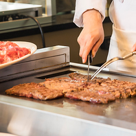 あつあつジューシーな牛ステーキが食べ放題♪