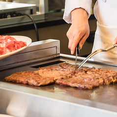 あつあつジューシーな牛ステーキが食べ放題♪