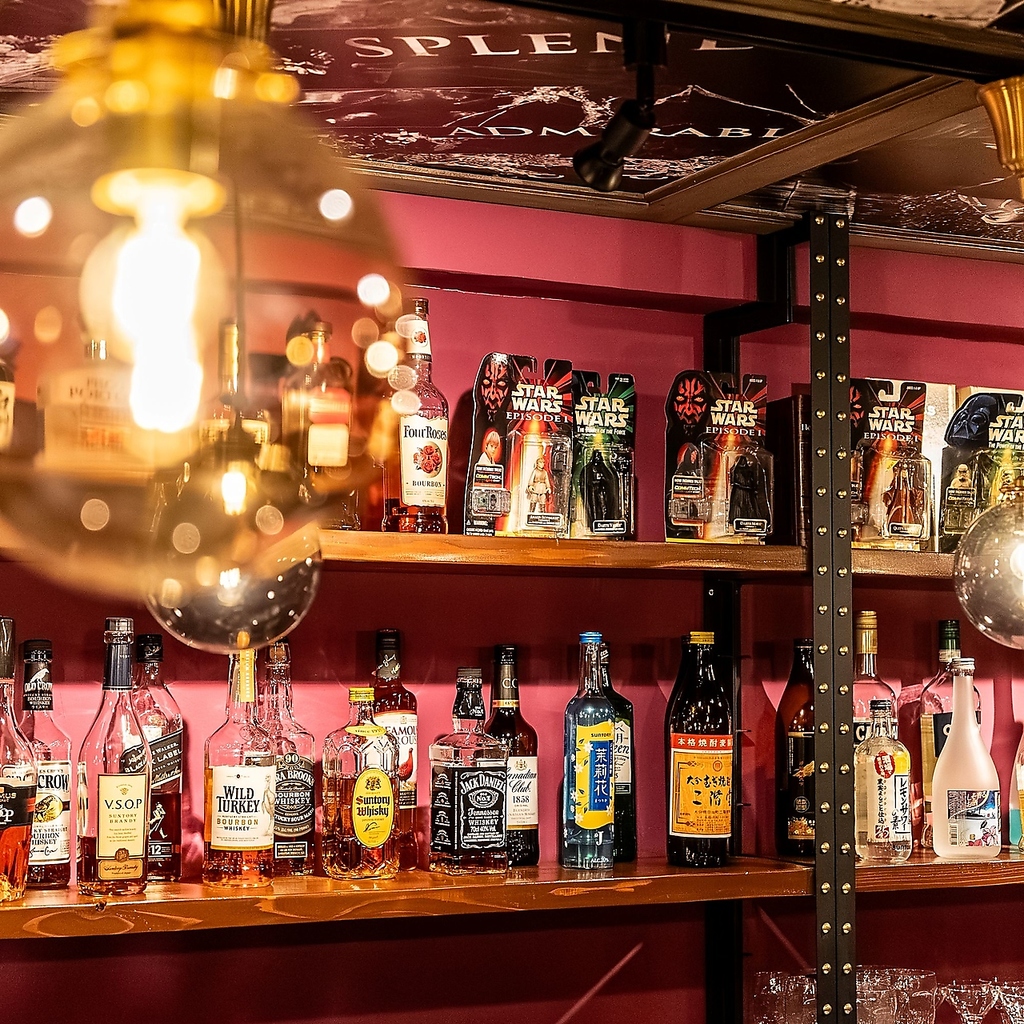 棚にはレアなお酒と共に、大人気作品のフィギュアも飾られています。オーナーのこだわりを感じる棚。