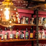 棚にはレアなお酒と共に、大人気作品のフィギュアも飾られています。オーナーのこだわりを感じる棚。