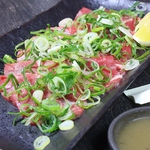 【単品メニュー】大人気のネギ塩タン。レモンでさっぱりとどうぞ、