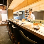 鮨・串天ぷらは一貫、一本から注文OK。目の前で職人の技を見ながらのお食事は格別です。