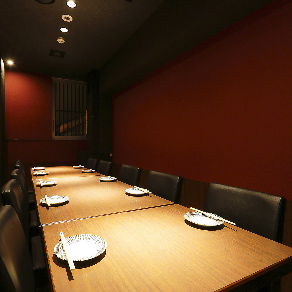 個室も人数に合わせて各種ご用意。落ち着いた雰囲気の店内は、接待シーンなどにもご利用いただけます