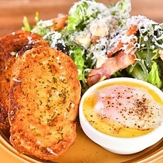 ベーコンとたっぷりチーズのシーザーサラダ