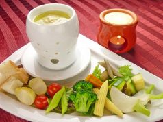 バーニャカウダー＋\600で、チーズフォンデュソースもお付けします。