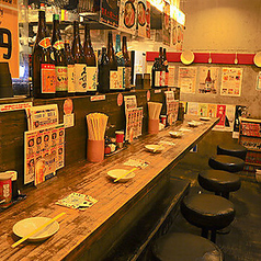 【デート・友人とも◎】1～15名様可能！コの字のカウンターにお席を15席ご用意しております。テレビが2台ございますので、スポーツ観戦も可能です◎お仕事帰りの一杯に、ぜひ♪