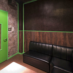 【個室8名様まで】錆びた鉄をモチーフにした個性的なデザインのお部屋です。消灯すると部屋の縁がグリーンに淡く光ります。