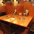 当店1階はテーブル席でのご用意となっております。人数毎に応じたお席をご用意させて頂いております。お食事をごゆっくりとお楽しみください♪