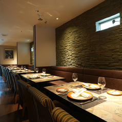 店内は80~90年代のブルックリンをイメージした高級感のあるあたたかな空間。 隠れ家のような雰囲気の中で、大切な人とのゆったりとした時間をお過ごしいただけます。