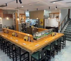 カウンター１５席とテーブル席２卓