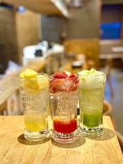 フルーツたっぷりゴロゴロサワー（パイン、イチゴ、キウイ）