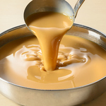 【スープのこだわり】味噌・醤油・水炊き風の3種。中でもイチオシは約10種の白、赤味噌使用のスープ