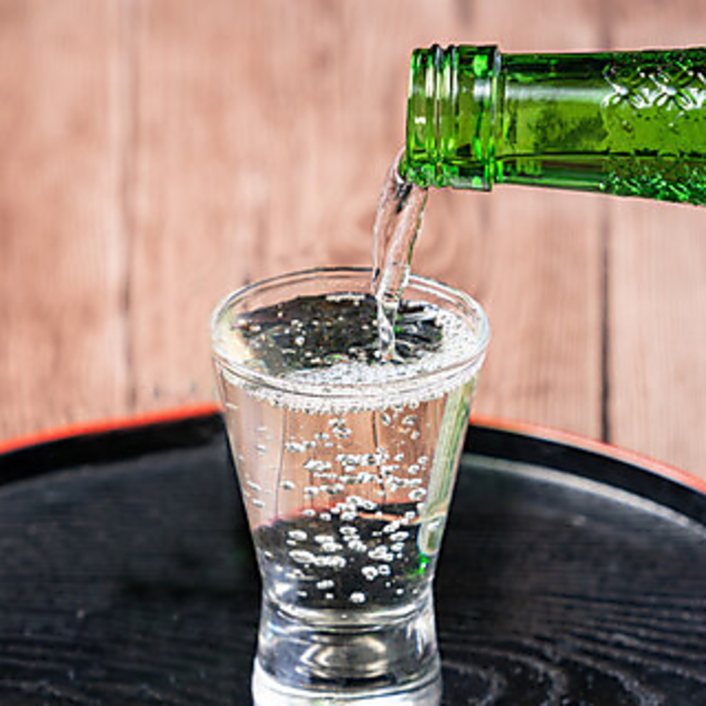 全国から厳選した地酒や焼酎はこだわりの品揃え。高田屋の自慢の料理に合う銘柄を豊富に揃えました。