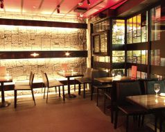 ちょっと大人な雰囲気★料理も、タパス(小皿料理)~メインディシュまで充実してますので、１軒目から ご利用ください。勿論飲むだけでも大歓迎です。朝4時まで営業しております。