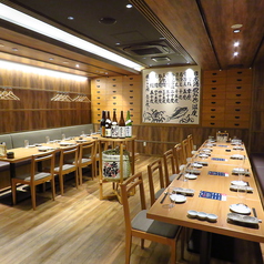 最大24名様のテーブル席。お客様専用の日本酒カウンターは盛り上がること間違いなし！！