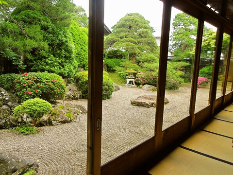 穏やかな日本庭園を眺めながら、郷土料理や京風懐石を堪能できるお店。完全予約制。