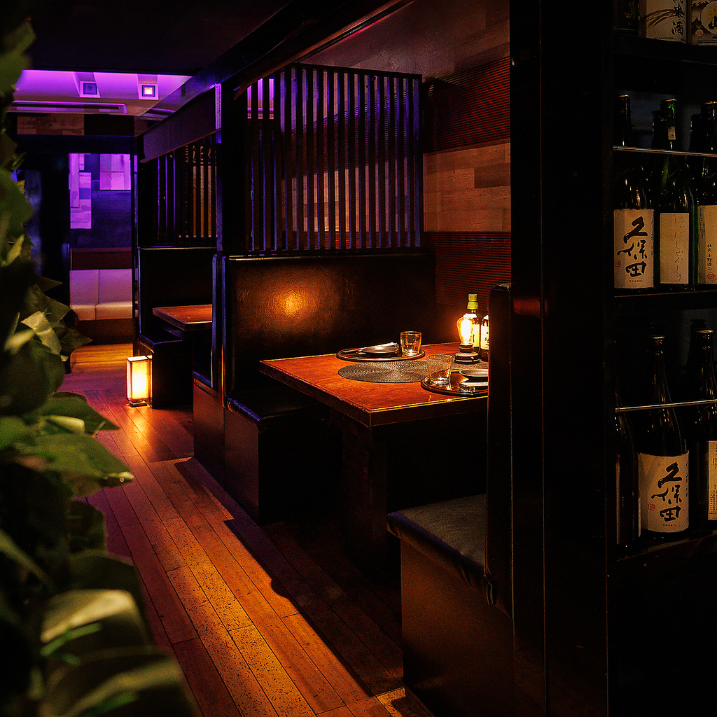 当店人気の完全個室席は最大80名様でご利用可能。暖色系の明かりが癒やされます。