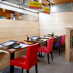 韓国の食堂をイメージした明るいメインフロアのテーブル席は、2名様からのご利用に最適です。木目調のテーブルにカラフルなチェアが並び、賑やかな雰囲気◎デートや女子会を盛り上げること間違いなし！