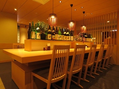 木の温もり溢れるカウンター席は合計で12席ご用意。落ち着いた空間ですので、お一人様でお仕事帰りに気軽にお立ち寄り下さい。