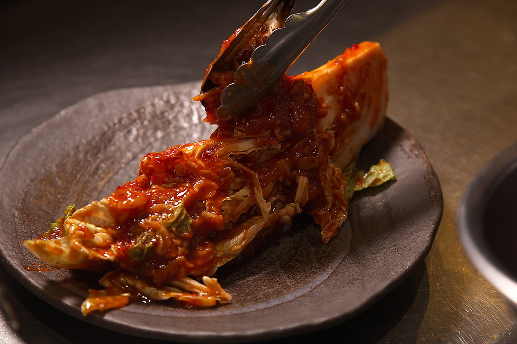 牛ざんまいオリジナルの出来立て生キムチ。迫力の看板キムチです。必見です。